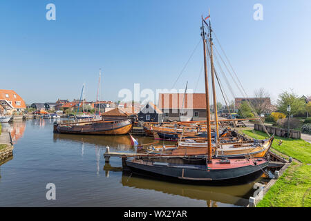 Storico delle navi da pesca ancorati nel porto olandese di villaggio di pescatori di Workum Foto Stock