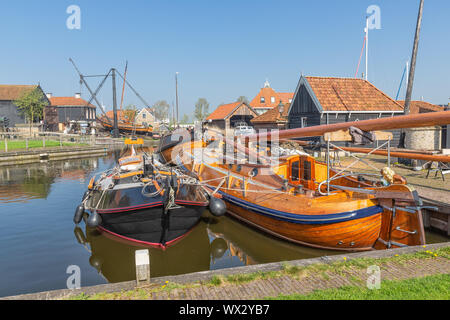 Storico delle navi da pesca ancorati nel porto olandese di villaggio di pescatori di Workum Foto Stock
