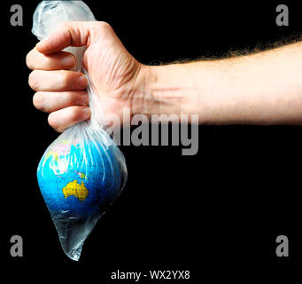 Globo in mano isolati su sfondo bianco, digital photo foto come sfondo Foto Stock