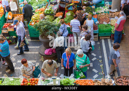 Mercato ortofrutticolo famoso Mercado dos Lavradores di Funchal, Madeira Foto Stock