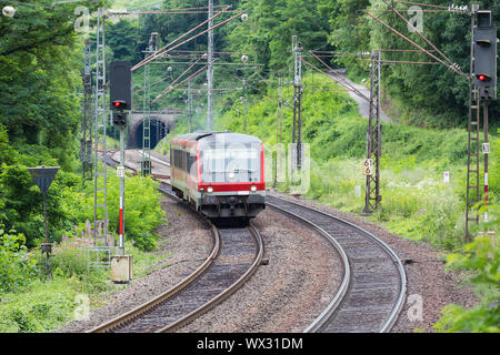 Il treno di guida attraverso i boschi vicino al fiume Mosella in Germania Foto Stock
