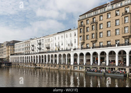 La gente seduta a terrazze a Amburgo, Germania Foto Stock