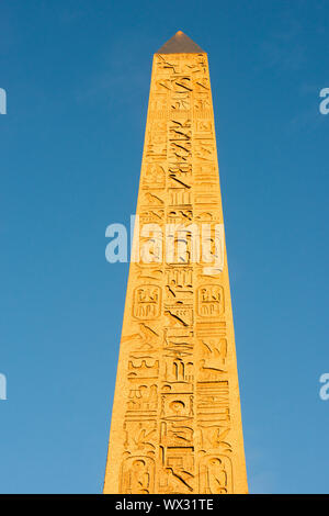 Obelisco sulla Place de la Concorde a Parigi Foto Stock