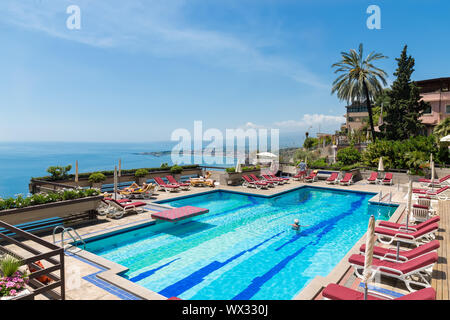 Hotel piscina Taormina con vista sul litorale siciliano Foto Stock