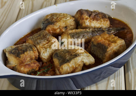 Cucina Mediterranea, Pesce al forno, pesce in salsa di pomodoro Foto Stock