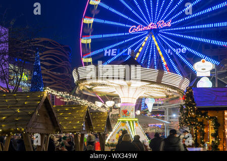 Mercatino di Natale con la giostra e ruota panoramica Ferris a Duisburg, Germania Foto Stock