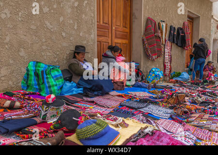 Domenica impegnativa mercato di Tarabuco, dipartimento Sucre, Bolivia, America Latina Foto Stock