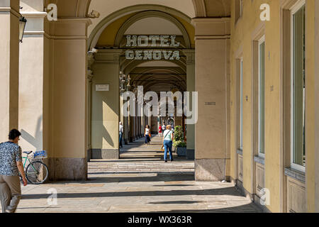 Persone che camminano attraverso l'elegante portico lungo via Sacchi a Torino, Italia Foto Stock