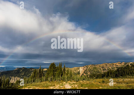 Rainbow vista da rocce di capra deserto e guardando verso il Monte Sant Helens, Gifford Pinchot National Forest, nello Stato di Washington, USA Foto Stock