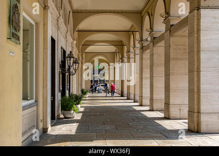 Persone che camminano attraverso l'elegante portico lungo via Sacchi a Torino, Italia Foto Stock