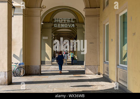 Persone che camminano attraverso l'elegante portico lungo via Sacchi a Torino, Italia Foto Stock