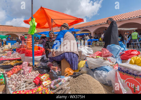 Domenica impegnativa mercato di Tarabuco, dipartimento Sucre, Bolivia, America Latina Foto Stock