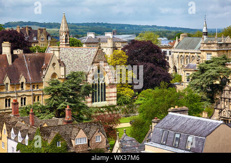 Viste attraverso il cuore della città universitaria dalla cupola di Sheldonian Theatre. Oxford. Inghilterra Foto Stock