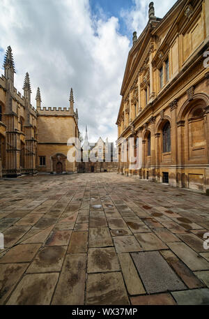 Il vecchio cortile della Oxford University tra la Divinità Scuola e Sheldonian Theatre. Oxford. Inghilterra Foto Stock