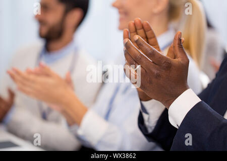 Felice la gente applaude a conferenze di affari Foto Stock