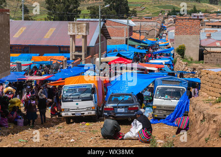 Domenica impegnativa mercato di Tarabuco, dipartimento Sucre, Bolivia, America Latina Foto Stock