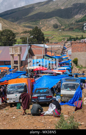 Domenica impegnativa mercato di Tarabuco, dipartimento Sucre, Bolivia, America Latina Foto Stock