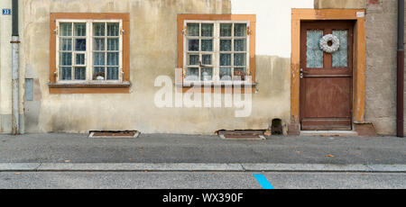 Orizzontale vista panoramica di dettagli architettonici della vecchia facciata della casa in stile georgiano con vetro pannello windo Foto Stock