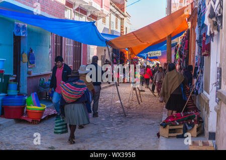 Domenica impegnativa mercato di Tarabuco, dipartimento Sucre, Bolivia, America Latina Foto Stock