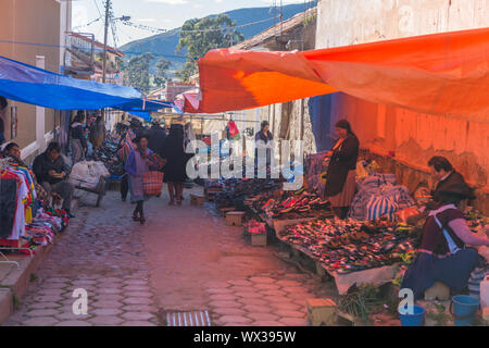 Domenica impegnativa mercato di Tarabuco, dipartimento Sucre, Bolivia, America Latina Foto Stock