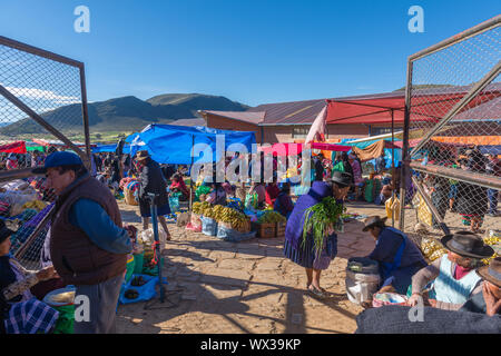 Domenica impegnativa mercato di Tarabuco, dipartimento Sucre, Bolivia, America Latina Foto Stock