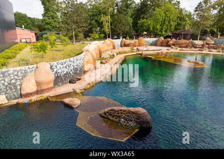 Wroclaw, Polonia - 17 Luglio 2019: esterne della moderna Africarium a Wroclaw Zoo. Foto Stock