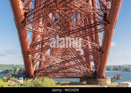 Particolare di costruzione fondo via Ponte sul Firth of Forth, Scozia Foto Stock