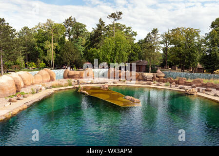 Wroclaw, Polonia - 17 Luglio 2019: esterne della moderna Africarium a Wroclaw Zoo. Foto Stock