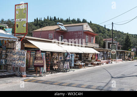 Negozi di souvenir, villaggio road, Makrades, Corfù, Grecia Foto Stock