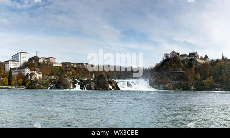 Panorama vista del paesaggio delle famose cascate del Reno in Svizzera Foto Stock