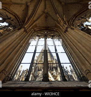 Cattedrale, vista attraverso una finestra aperta da una guglia agli altri, Colonia, nella Renania, Renania del Nord- Foto Stock