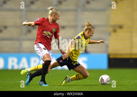 Dell'Arsenal Leonie Maier (destro) viene affrontato dal Manchester United Galton Lia durante la Barclaycard FA DONNA Super League a Leigh Sports Village, Leigh. Foto Stock