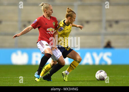 Dell'Arsenal Leonie Maier (destro) viene affrontato dal Manchester United Galton Lia durante la Barclaycard FA DONNA Super League a Leigh Sports Village, Leigh. Foto Stock