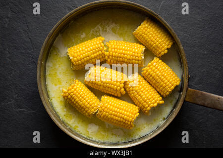 British sulla pannocchia di mais che è stato acquistato da un Supermercato UK e cotto a fuoco lento in una pentola di rame con il latte, il burro e il brodo vegetale. Inghilterra REGNO UNITO GB Foto Stock