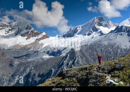 Backpacker femmina nel paesaggio di montagna nelle Ande del Perù Foto Stock