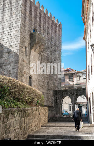 Torre medievale presso la Cattedrale Sé do Porto Foto Stock