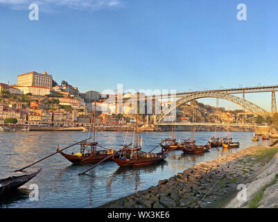 Vista del famoso Dom Luís I Bridge in Oporto Foto Stock