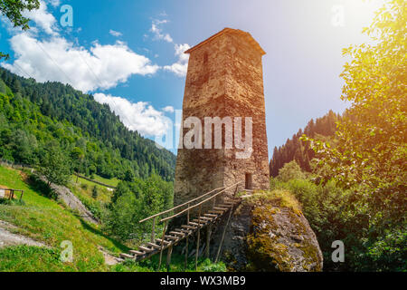 Il medievale Svan amore torre sul fiume Enguri, Kala village, Samegrelo-Zemo Svaneti, Georgia. Il viaggio. Foto Stock