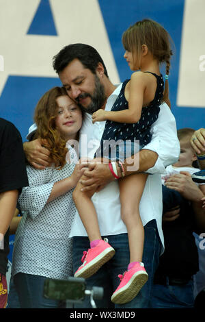 Milano, Italia. Xvi Sep, 2019. Pontida, riunione annuale del 'Classifica' nell'immagine: Matteo Salvini con sua figlia Mirta e Greta, un bambino vittima di Bibbiano Credit: Indipendente Agenzia fotografica/Alamy Live News Foto Stock