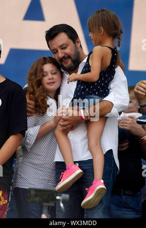 Milano, Italia. Xvi Sep, 2019. Pontida, riunione annuale del 'Classifica' nell'immagine: Matteo Salvini con sua figlia Mirta e Greta, un bambino vittima di Bibbiano Credit: Indipendente Agenzia fotografica/Alamy Live News Foto Stock