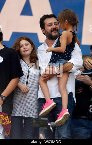Milano, Italia. Xvi Sep, 2019. Pontida, riunione annuale del 'Classifica' nell'immagine: Matteo Salvini con sua figlia Mirta e Greta, un bambino vittima di Bibbiano Credit: Indipendente Agenzia fotografica/Alamy Live News Foto Stock