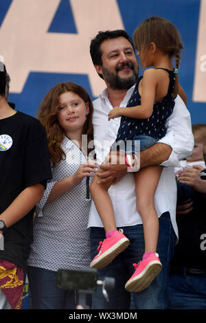 Milano, Italia. Xvi Sep, 2019. Pontida, riunione annuale del 'Classifica' nell'immagine: Matteo Salvini con sua figlia Mirta e Greta, un bambino vittima di Bibbiano Credit: Indipendente Agenzia fotografica/Alamy Live News Foto Stock