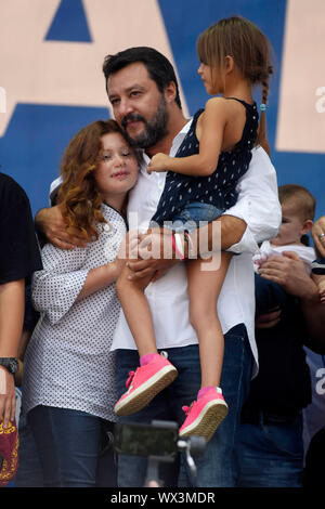 Milano, Italia. Xvi Sep, 2019. Pontida, riunione annuale del 'Classifica' nell'immagine: Matteo Salvini con sua figlia Mirta e Greta, un bambino vittima di Bibbiano Credit: Indipendente Agenzia fotografica/Alamy Live News Foto Stock