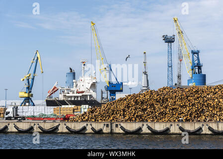 Gru, navi, porto d'oltremare, Wismar, Meclemburgo-Pomerania Occidentale, Germania, Europa Foto Stock