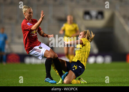 Dell'Arsenal Jill Roord (destro) viene affrontato dal Manchester United Galton Lia durante la Barclaycard FA DONNA Super League a Leigh Sports Village, Leigh. Foto Stock