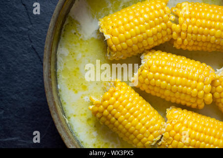 British sulla pannocchia di mais che è stato acquistato da un Supermercato UK e cotto a fuoco lento in una pentola di rame con il latte, il burro e il brodo vegetale. Inghilterra REGNO UNITO GB Foto Stock