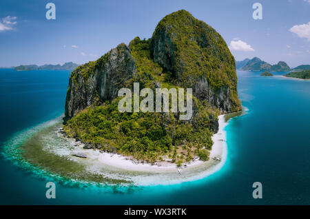 El Nido, PALAWAN FILIPPINE. Antenna sopra drone shot di impressionanti Pinagbuyutan isola. Incredibile di sabbia bianca Ipil spiaggia con acque blu turchese Foto Stock