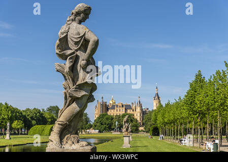 La scultura, nei giardini del Palazzo, Castello di Schwerin, Schwerin, Meclemburgo-Pomerania Occidentale, Germania, Europa Foto Stock