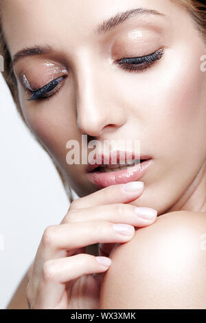 Closeup colpo di volto femminile e gli occhi bellezza trucco Foto Stock