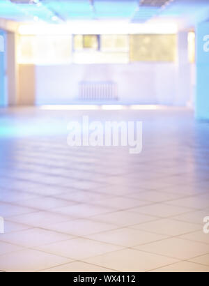 Sala vuota in bokeh retroilluminati da luce blu Foto Stock
